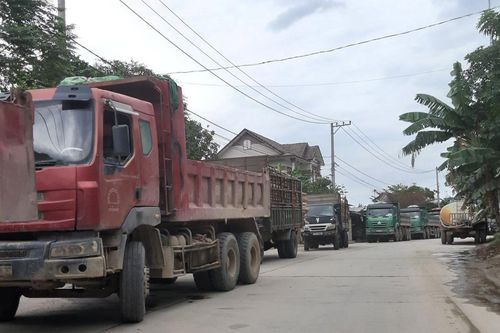 Dân Đà Nẵng lập barie chặn xe tải vào các mỏ đá ở Hòa Nhơn