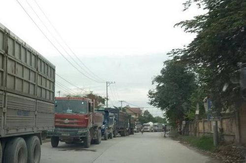 Đà Nẵng: Bức xúc vì ô nhiễm, dân lập rào chặn xe chở đất đá
