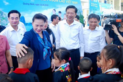 Chủ tịch Quốc hội Nguyễn Thị Kim Ngân trao tặng trường học cho học sinh nghèo tỉnh Quảng Ninh