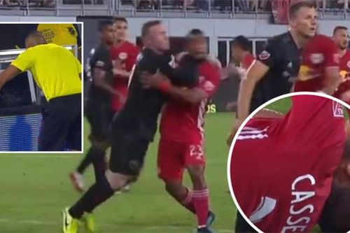 Lén thúc cùi chỏ đối phương, Rooney lĩnh quả đắng vì VAR