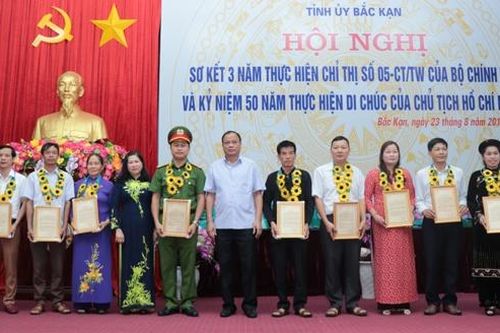Bắc Cạn biểu dương điển hình học tập và làm theo Bác