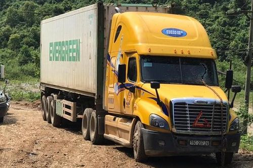Đứt dây xích sắt kéo ô-tô, một người tử vong