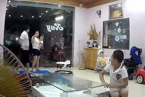 Chồng đấm, đá liên tục vào vợ nhưng hành động cậu con trai mới 'choáng'