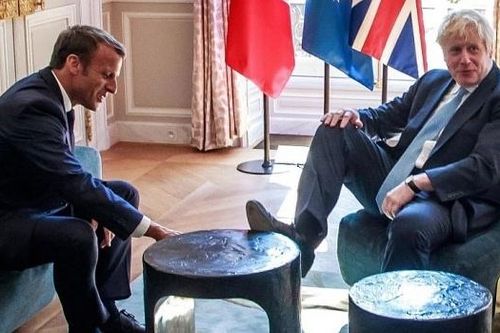 Ông Boris Johnson gác cả chân lên bàn trong cuộc đàm phán Brexit với Tổng thống Pháp?