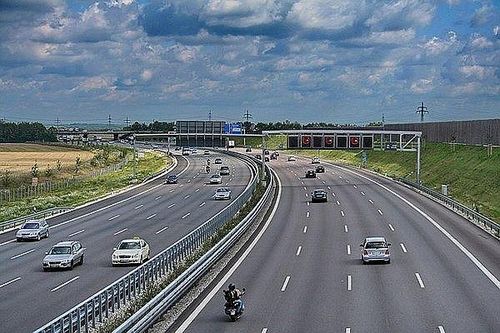 Lùi xe trên đường cao tốc: Có thể bị phạt tới 18 triệu đồng