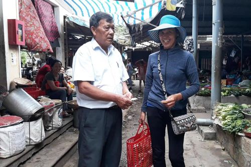 Hành động lạ của vị quản lý khi gặp chị em xách làn đi chợ