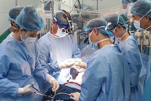 Cứu 2 bệnh nhi tim bằng phương pháp mổ nội soi ít xâm lấn
