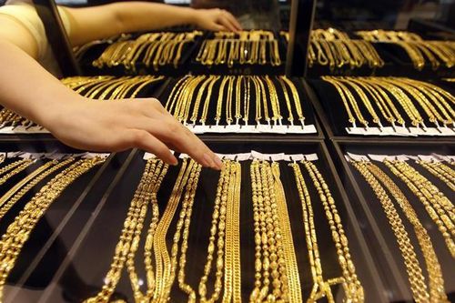 Vàng giảm giá trong lúc chờ tín hiệu từ FED
