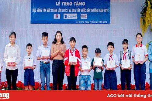 Liên đoàn Lao động tỉnh: Trao học bổng Tôn Đức Thắng, tặng quà 'Tiếp bước đến trường' và du khảo về nguồn