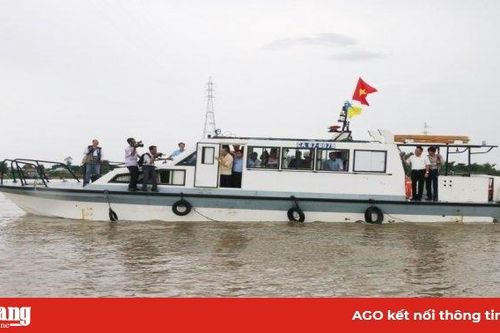 Bộ trưởng Bộ Kế hoạch và Đầu tư Nguyễn Chí Dũng khảo sát hiện trường đoạn sạt lở trên tuyến QL.91
