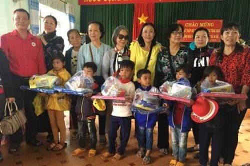 Tặng 400 suất quà cho đồng bào nghèo và HS khó khăn xã Ia Bă