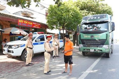 Lực lượng Cảnh sát giao thông thực hiện hiệu quả đợt tổng kiểm soát phương tiện
