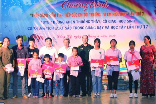 Trao học bổng 'Thắp sáng niềm tin - tiếp sức em tới trường vì em hiếu học'