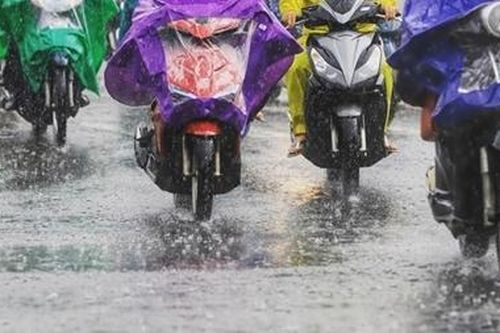 Ba miền đều có mưa giông, khả năng lốc, sét, mưa đá