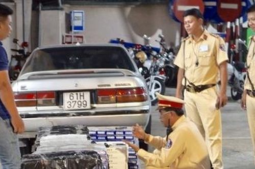 CSGT truy đuổi 20km bắt ô tô chở 7.000 gói thuốc lá lậu