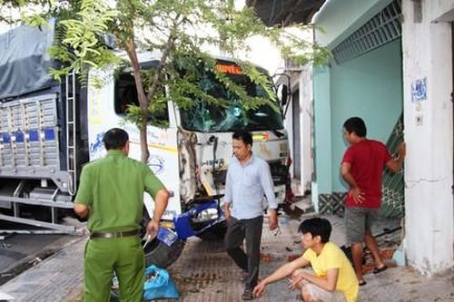 Tài xế ngủ gật, xe tải lao vào tông sập nhà dân