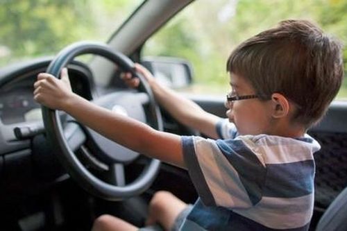 Cậu bé 8 tuổi ở Đức phóng ô tô 140 km/h trên cao tốc