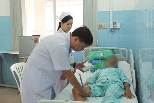 Người đàn ông ôm 'quả bom nổ chậm' trong bụng
