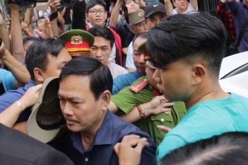 Nguyễn Hữu Linh thong thả đến hầu tòa vụ 'nựng' bé gái trong thang máy