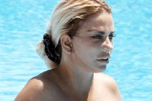 Katie Price lo hỏng tai sau phẫu thuật thẩm mỹ