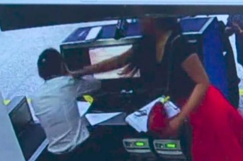 Những người 'tiền mất tật mang' vì hành hung, gây rối tại sân bay