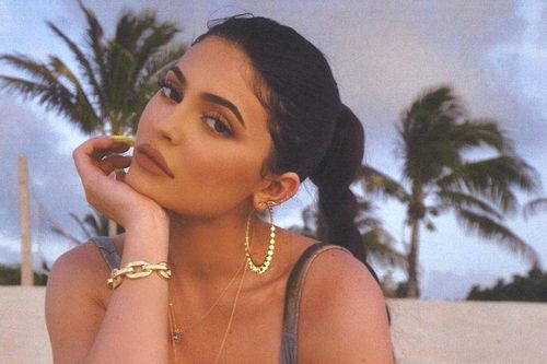 Kylie Jenner mải khoe tủ giày hiệu trước thảm họa cháy rừng Amazon