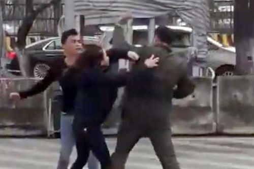 Phạt tiền, thu bằng hàng trăm tài xế bắt khách tại sân bay Nội Bài