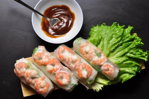 Học cách làm gỏi cuốn tôm chấm tương đậu phộng