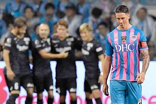 Torres thua đội bóng của Iniesta 1-6 ở trận đấu cuối cùng của sự nghiệp