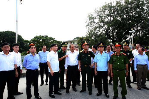 Phó Thủ tướng Trương Hòa Bình thị sát công tác chống buôn lậu tại Móng Cái