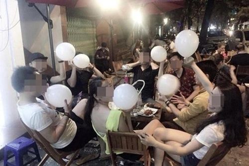 Cô gái trẻ phải nhập viện vì 'thú vui' hít bóng cười mỗi ngày