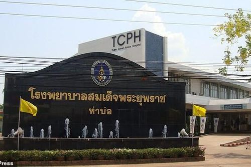 Vào viện khám...táo bón, ai ngờ bác sĩ lấy ra trong bụng người phụ nữ hàng ngàn viên sỏi