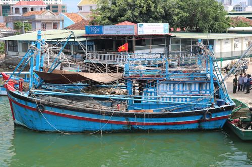 Tham gia dập lửa tàu cá, một cán bộ Biên phòng bị thương