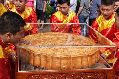 Rộn ràng lễ rước cặp bánh Trung thu truyền thống lớn nhất Việt Nam tại Hà Nội