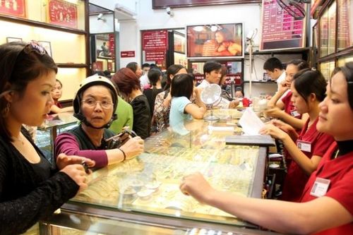 Giá vàng hôm nay 24/8: Đồng USD trượt dốc, giá vàng tăng vọt lên đỉnh 6 tháng