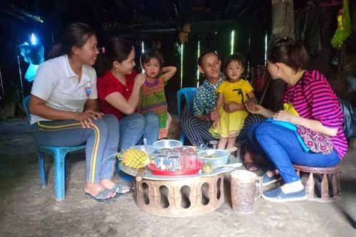 Về bản 'săn' học trò