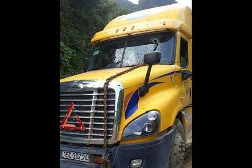 Đứt xích khi kéo xe container lên dốc, 1 tài xế tử vong