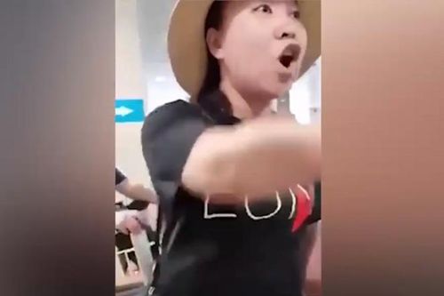 Cấm bay 12 tháng đối với nữ công an gây rối tại sân bay Tân Sơn Nhất