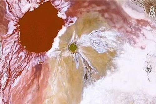 Ớn lạnh 'vùng đất quỷ ám' bí ẩn, hồ đỏ như máu
