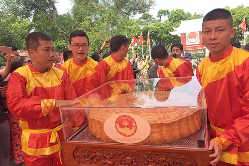 Vinh danh và trao bằng chứng nhận xác lập kỷ lục cho 'Cặp bánh trung thu lớn nhất Việt Nam'