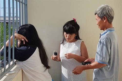 Cha già chăm hai con tâm thần