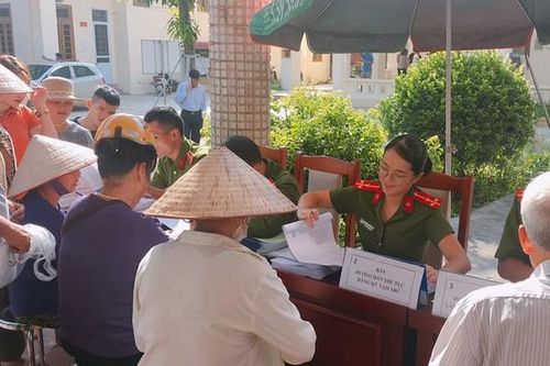 Công an thị trấn Quang Minh tận tụy phục vụ nhân dân