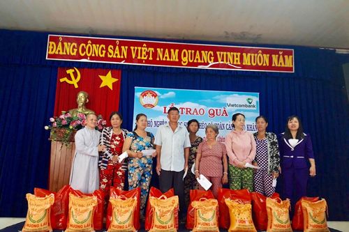 Mặt trận thị xã Thuận An phối hợp trao quà cho người nghèo