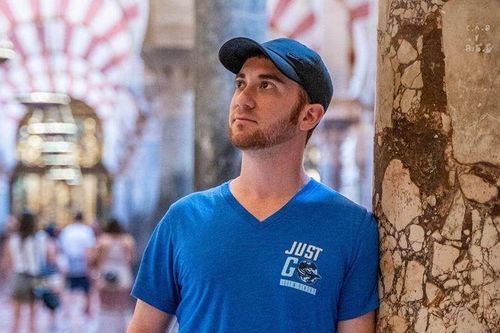 Từ bỏ tiệc tùng, rượu bia thành blogger du lịch kiếm 25.000 USD/tháng