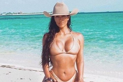 Kim Kardashian diện bikini, khoe vòng một trên biển