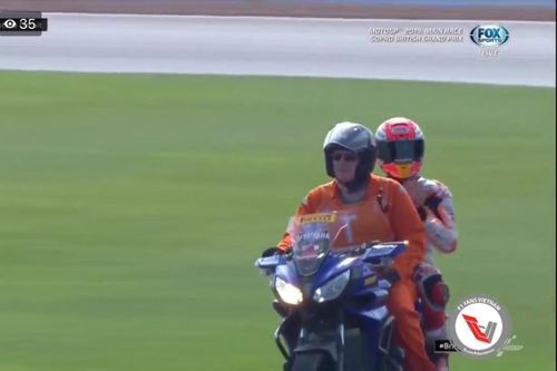 Hỏng xe, tay đua MotoGP đội Honda được chở đi nhận giải bằng xe Yamaha
