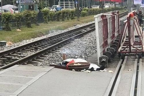 Người đàn ông bò qua đường sắt bị tàu hỏa tông chết