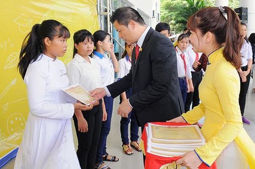 Trao 120 suất học bổng cho học sinh nghèo vượt khó học giỏi