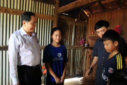 Chủ tịch Ủy ban Trung ương MTTQ Việt Nam thăm đồng bào tại tâm lũ Ea Súp