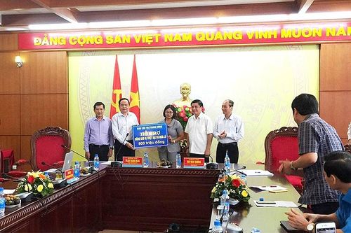 Hỗ trợ hộ nghèo vùng lũ lụt ở Đác Lắc